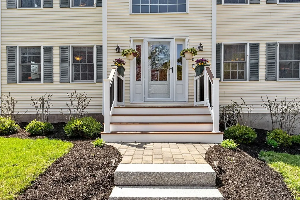 11 Burnham Avenue Nashua NH 03064-1928