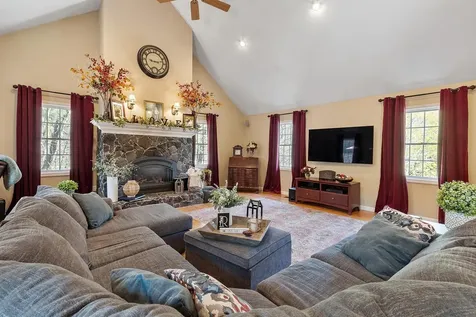 11 Burnham Avenue Nashua NH 03064-1928