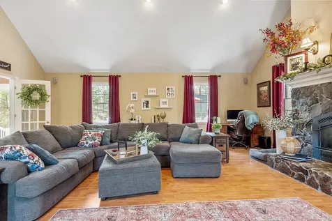 11 Burnham Avenue Nashua NH 03064-1928