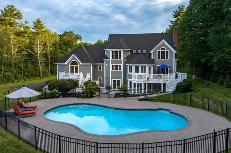 19 Wiggin Way Stratham NH 03885