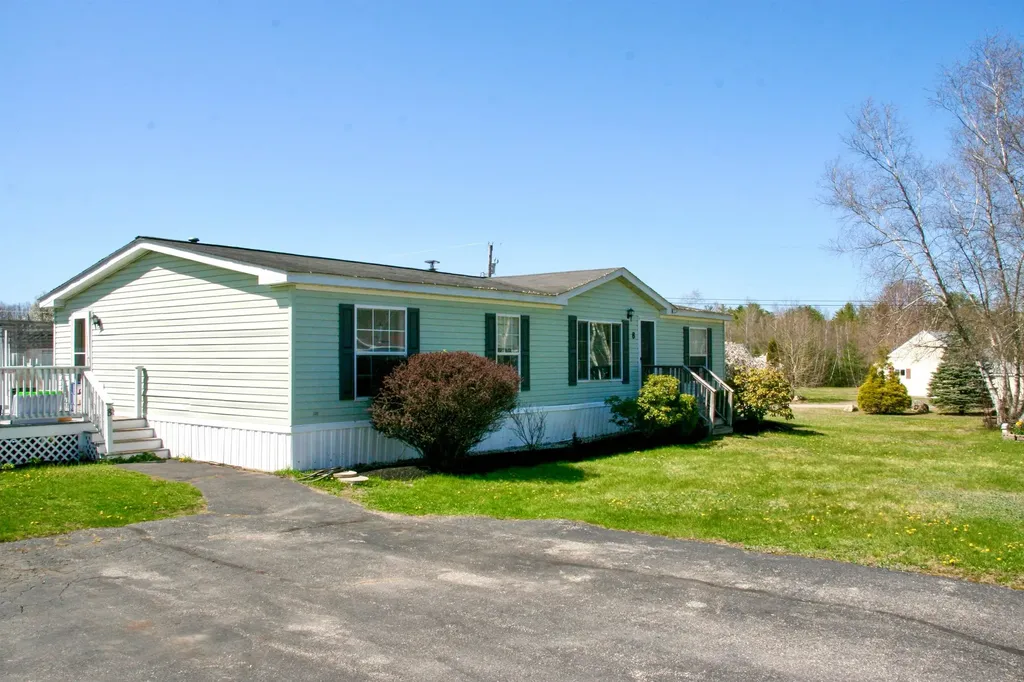8 Cammett Drive Raymond NH 03077