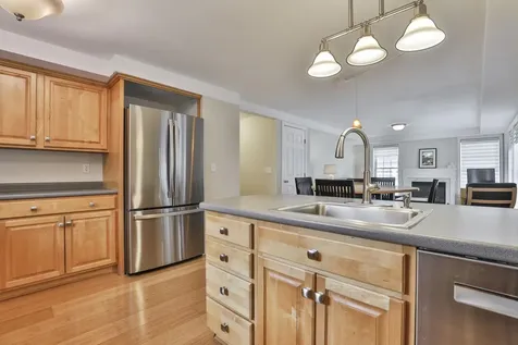 15 Heathrow Court Nashua NH 03063