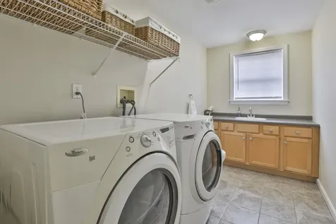 15 Heathrow Court Nashua NH 03063