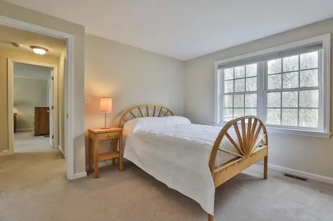 15 Heathrow Court Nashua NH 03063