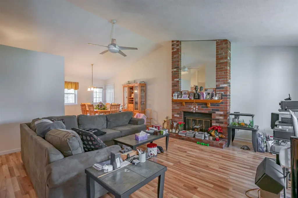 16 Jamaica Lane Nashua NH 03063
