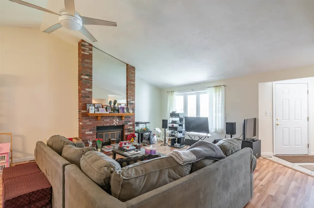 16 Jamaica Lane Nashua NH 03063