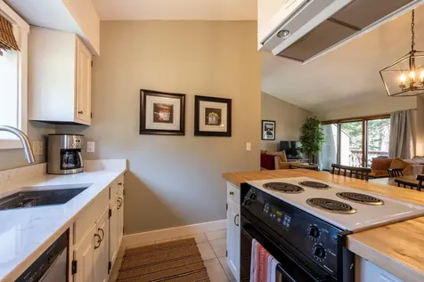 383 Old Quechee Road Hartford VT 05059