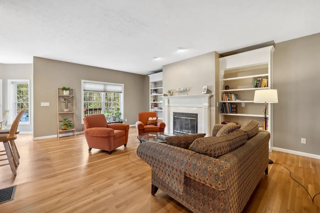 16 Hunter Mill Way Londonderry NH 03053