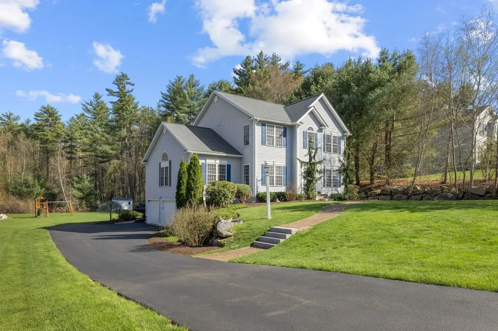 16 Hunter Mill Way Londonderry NH 03053