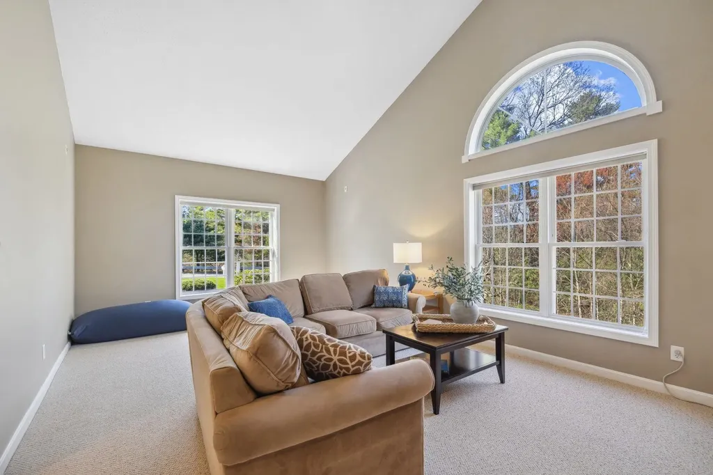 16 Hunter Mill Way Londonderry NH 03053