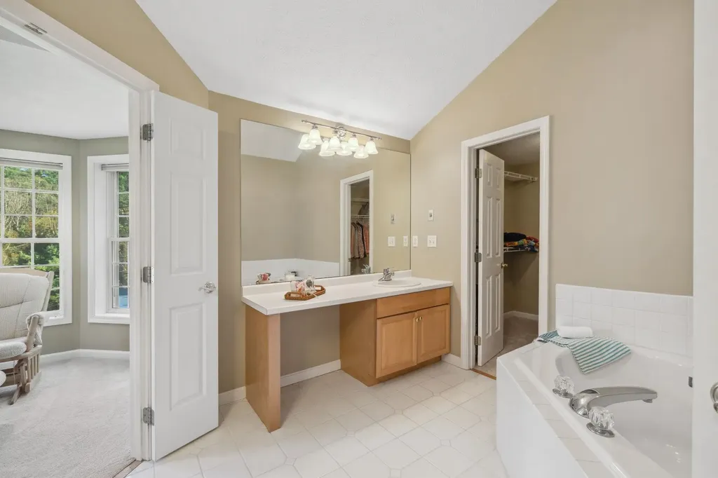 16 Hunter Mill Way Londonderry NH 03053