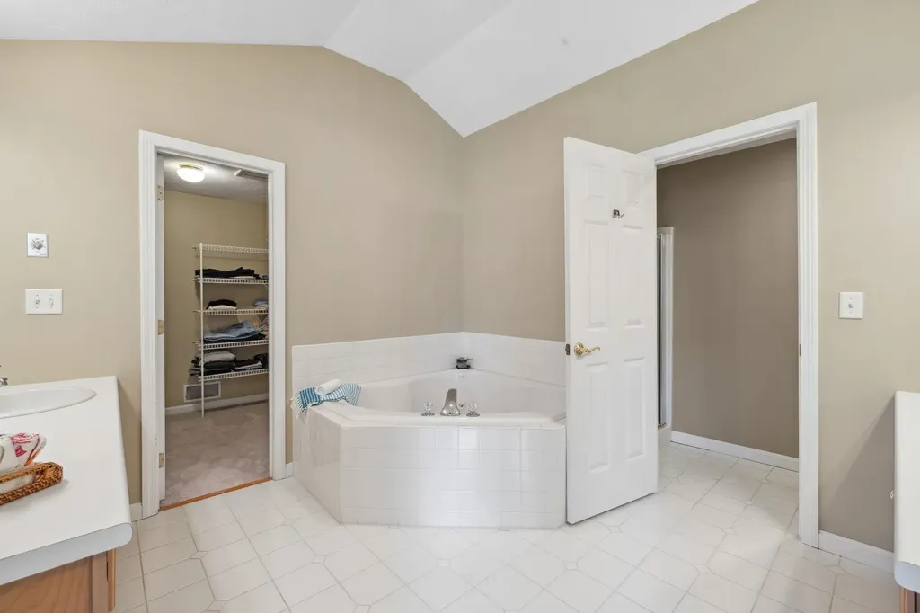 16 Hunter Mill Way Londonderry NH 03053