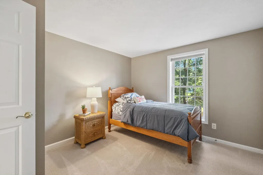 16 Hunter Mill Way Londonderry NH 03053