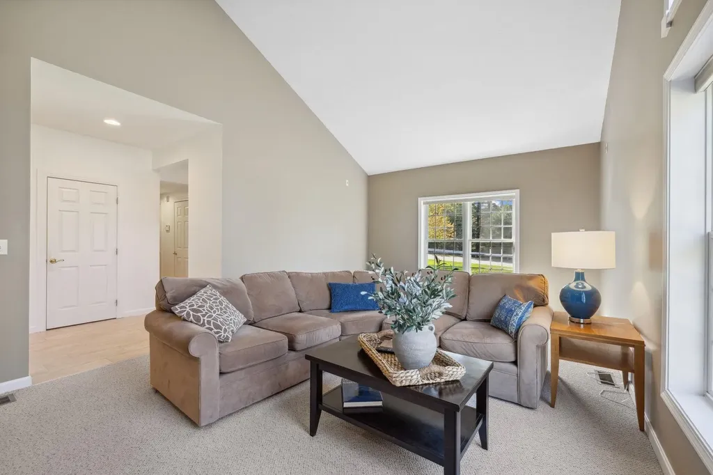 16 Hunter Mill Way Londonderry NH 03053