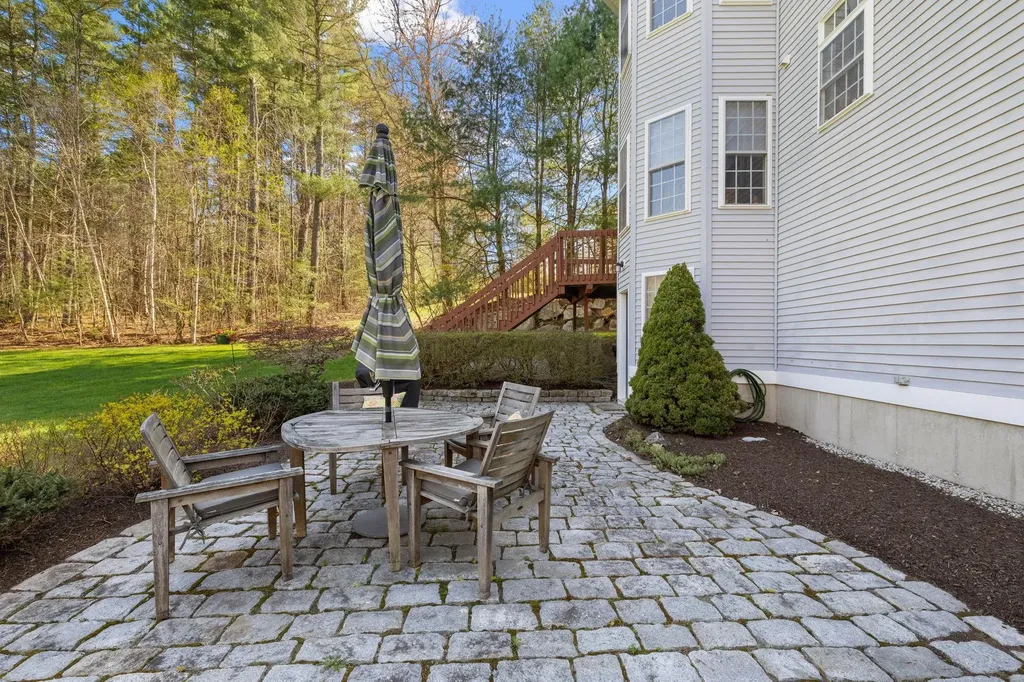 16 Hunter Mill Way Londonderry NH 03053