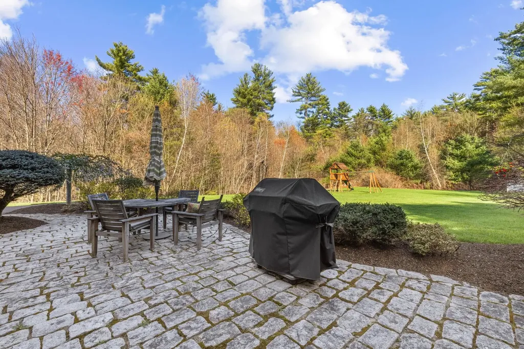 16 Hunter Mill Way Londonderry NH 03053