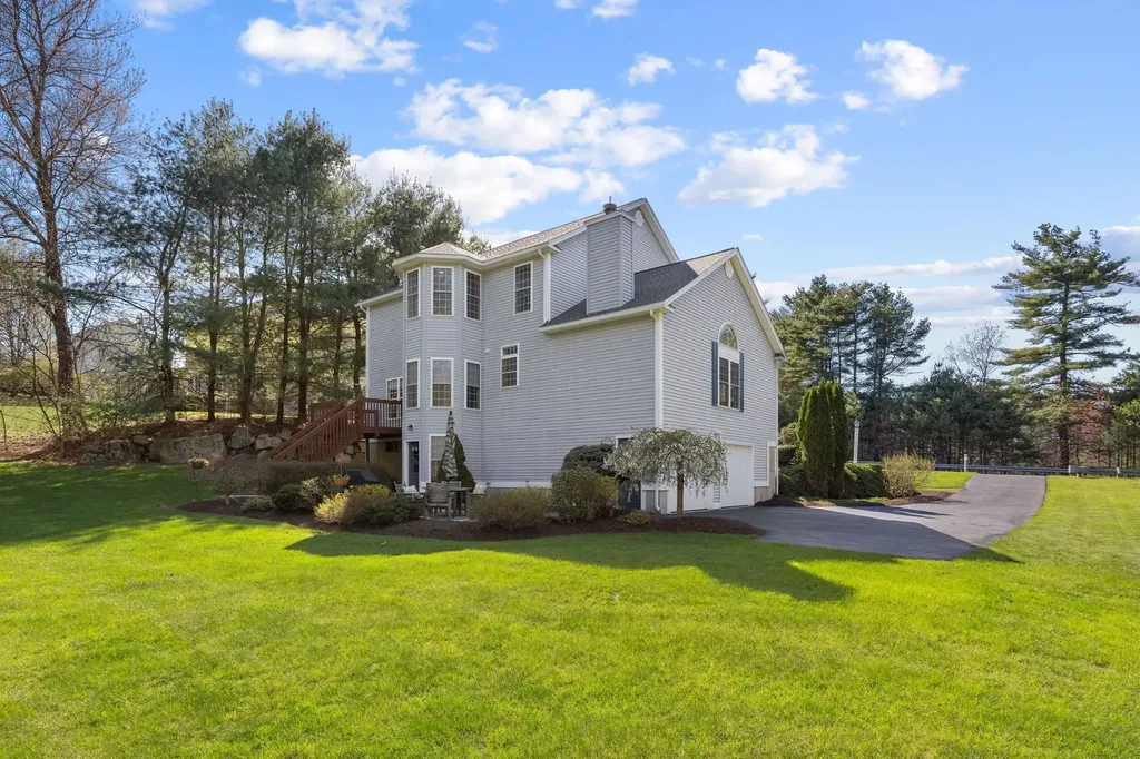 16 Hunter Mill Way Londonderry NH 03053