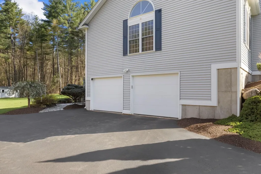 16 Hunter Mill Way Londonderry NH 03053