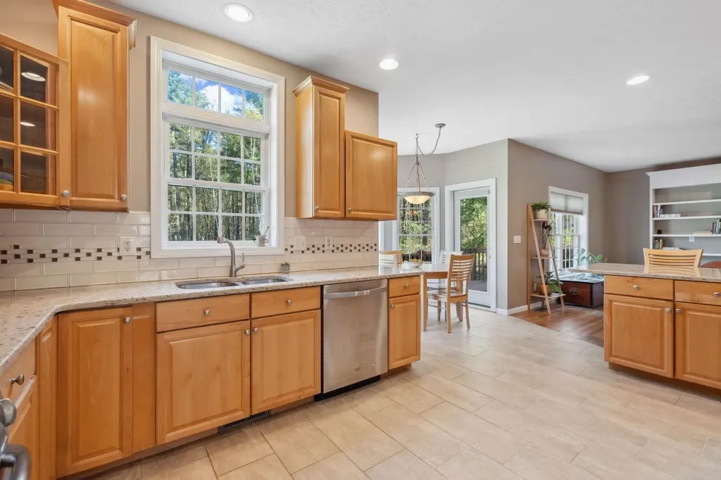 16 Hunter Mill Way Londonderry NH 03053