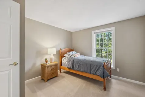 16 Hunter Mill Way Londonderry NH 03053