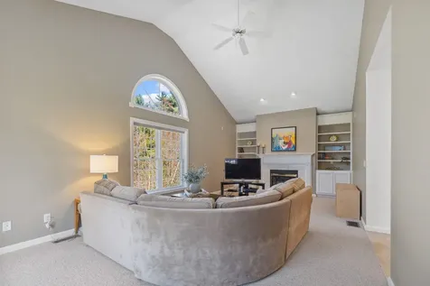 16 Hunter Mill Way Londonderry NH 03053