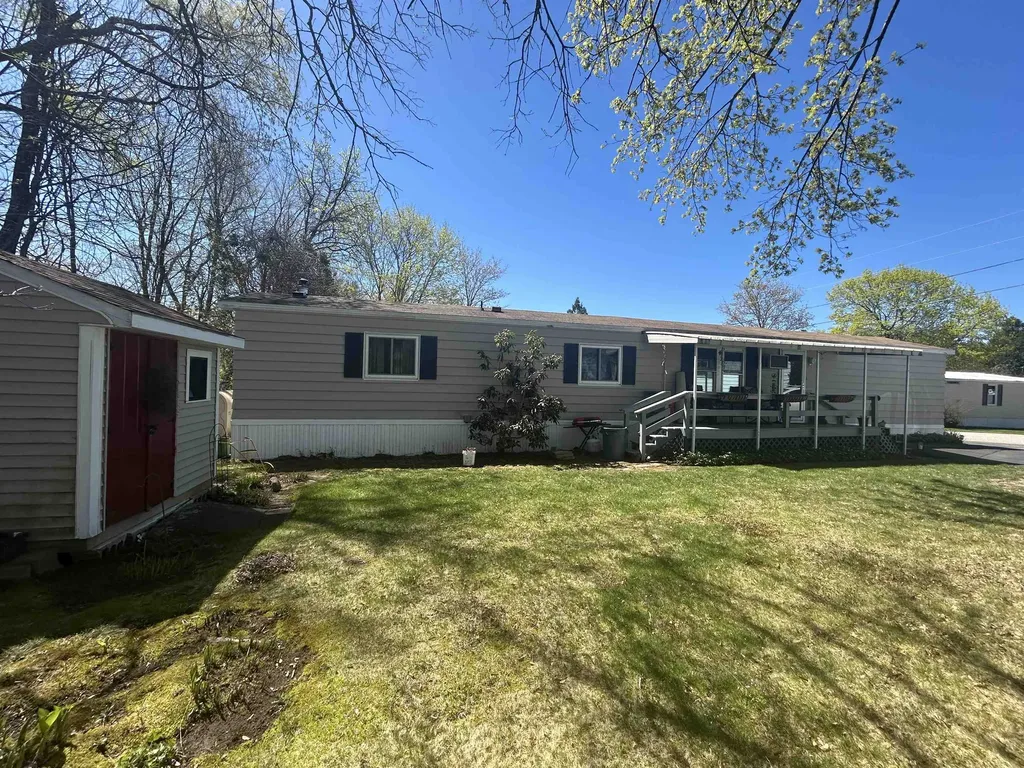 21 Pine Hill Mh Park Berwick ME 03901