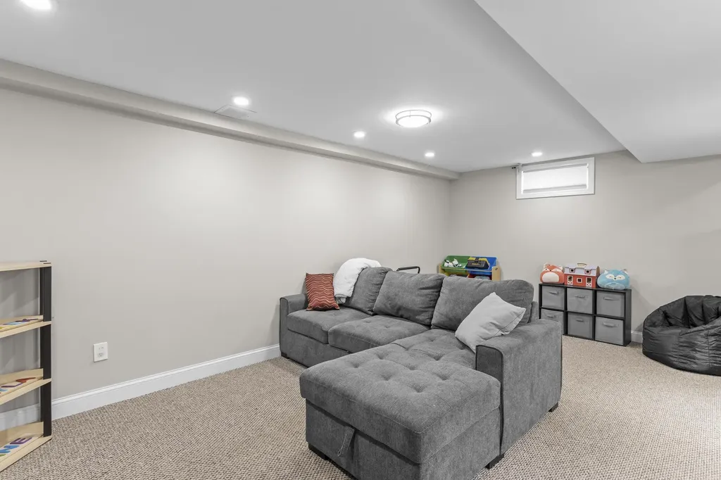 7 Sousa Boulevard Hudson NH 03051