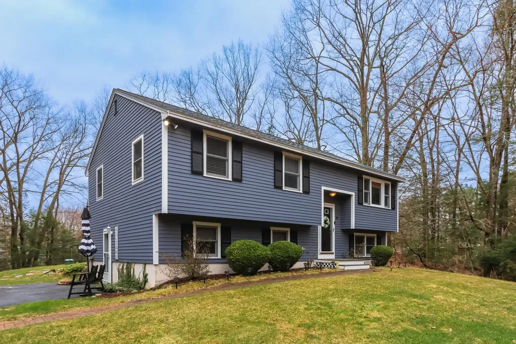 14 Settlers Lane Derry NH 03038