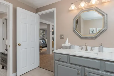 14 Settlers Lane Derry NH 03038