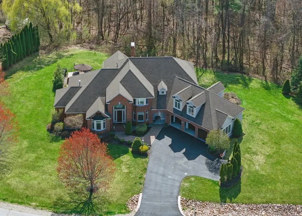 7 Champagne Terrace Bedford NH 03110