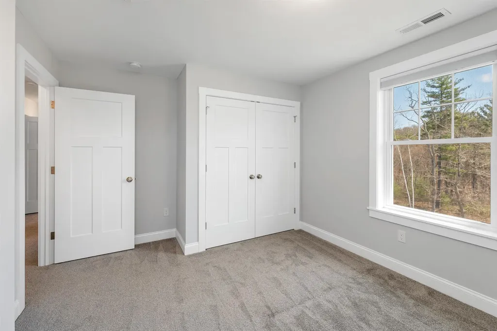 59 Clover Lane Londonderry NH 03053