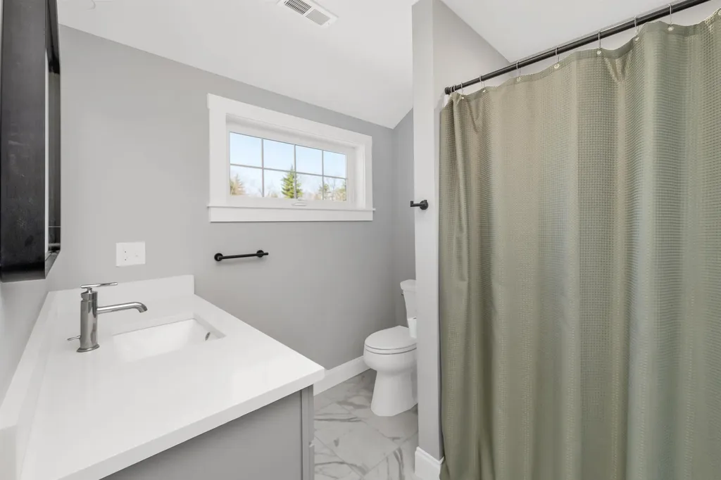 59 Clover Lane Londonderry NH 03053