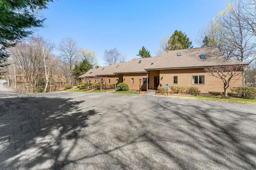 1140 Murphy's Road Hartford VT 05059