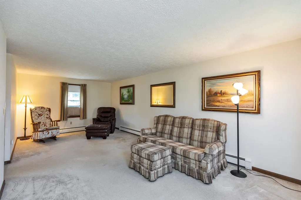 289 Patricia Lane Manchester NH 03104