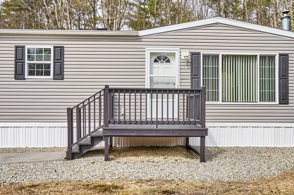 7 Elizabeth Road Sandown NH 03873