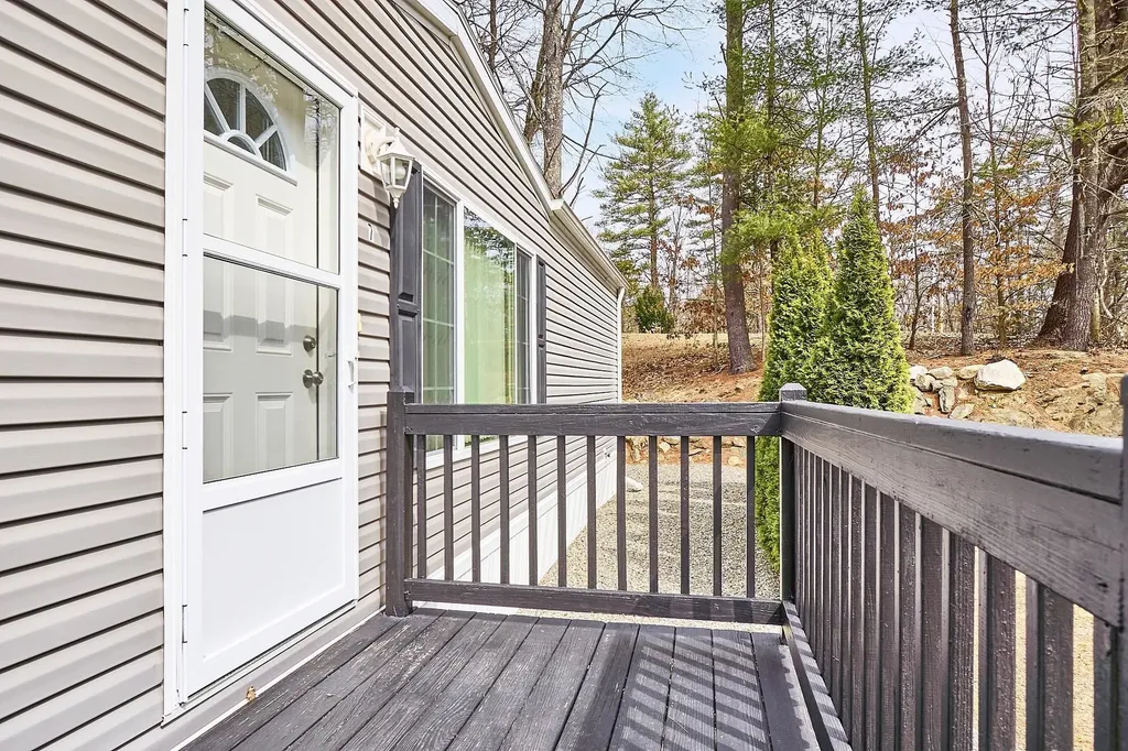 7 Elizabeth Road Sandown NH 03873