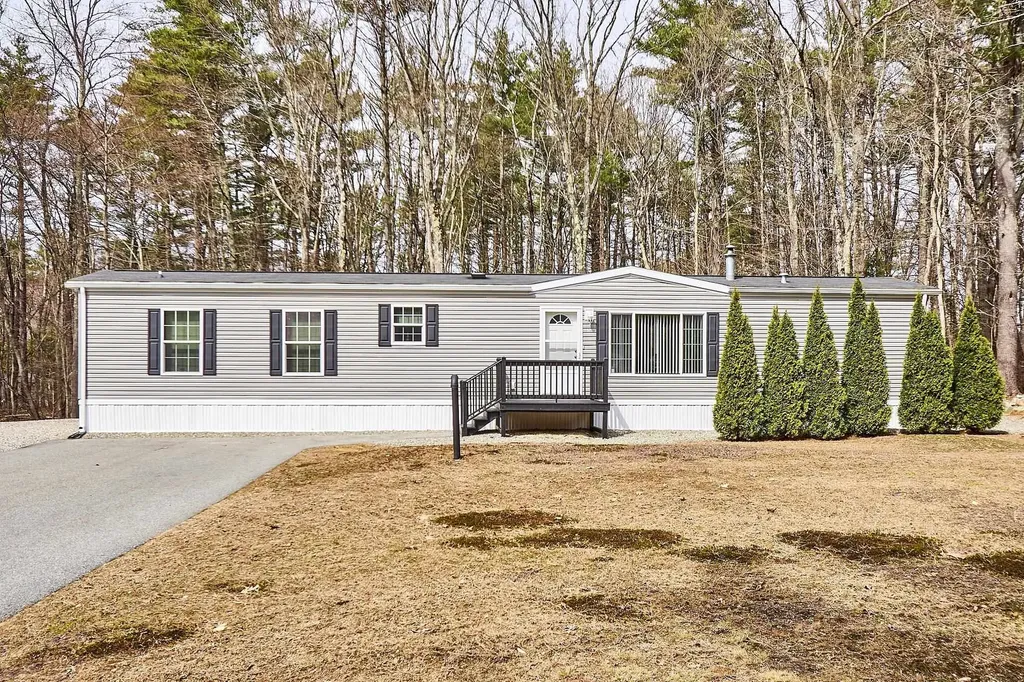 7 Elizabeth Road Sandown NH 03873