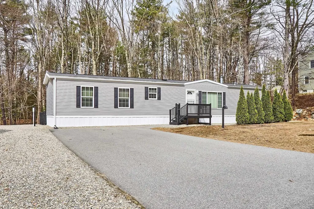 7 Elizabeth Road Sandown NH 03873