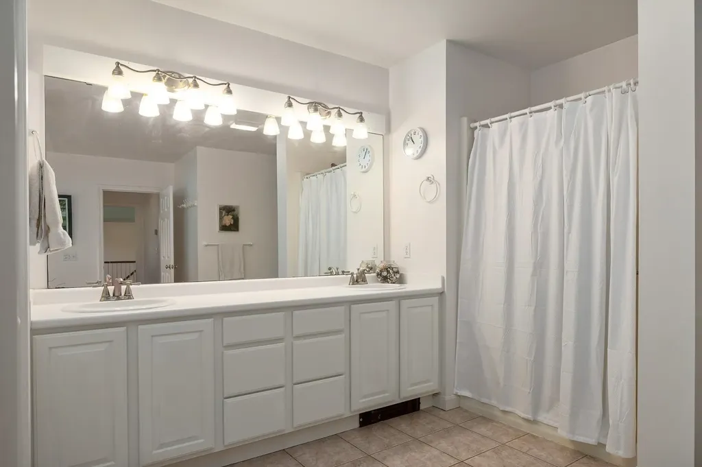 6 Deer Run Road North Hampton NH 03862