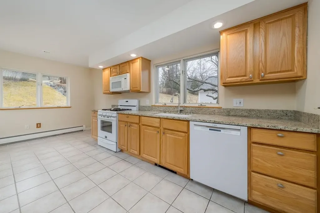 7 Skyline Way Hartford VT 05001