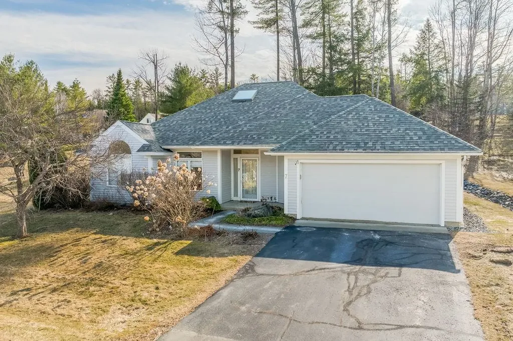 7 Skyline Way Hartford VT 05001