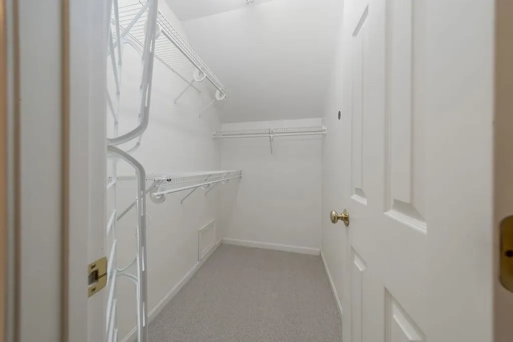 7 Skyline Way Hartford VT 05001