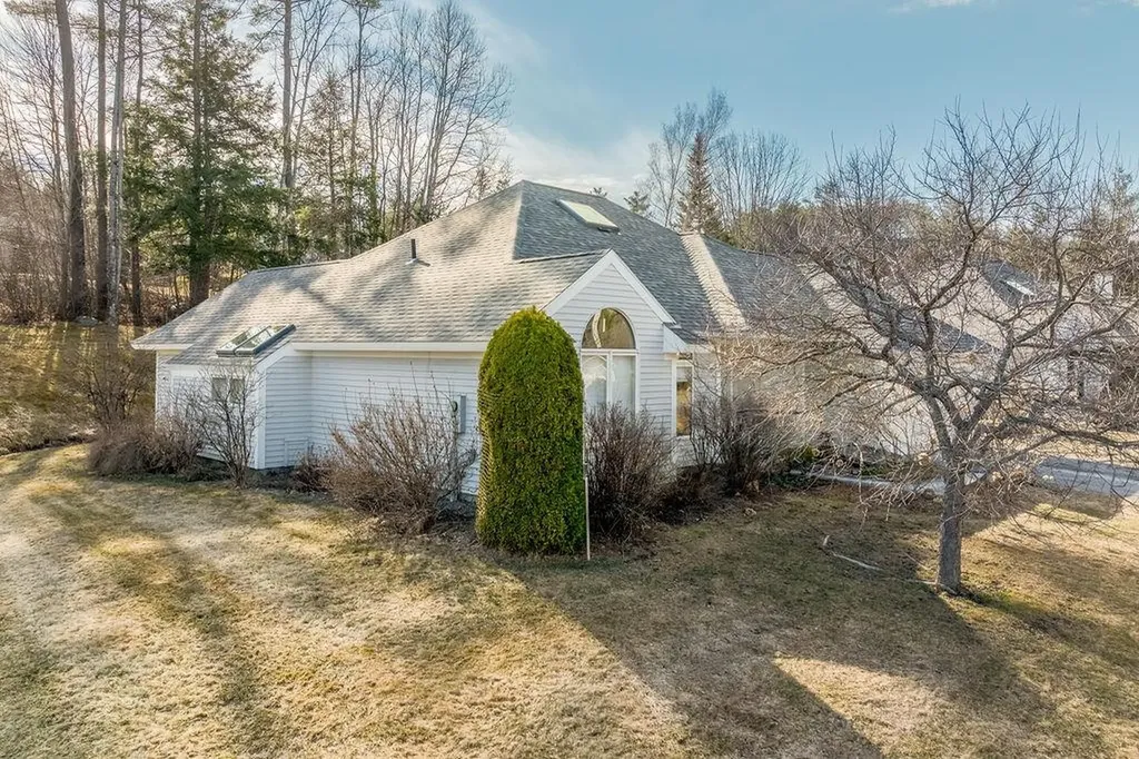 7 Skyline Way Hartford VT 05001