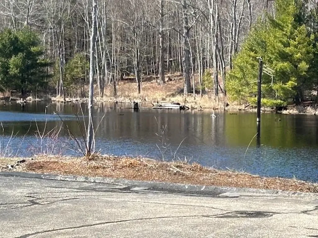17 Sherwood Road Raymond NH 03077