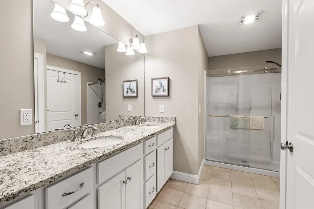 8 Strawberry Lane Hooksett NH 03106