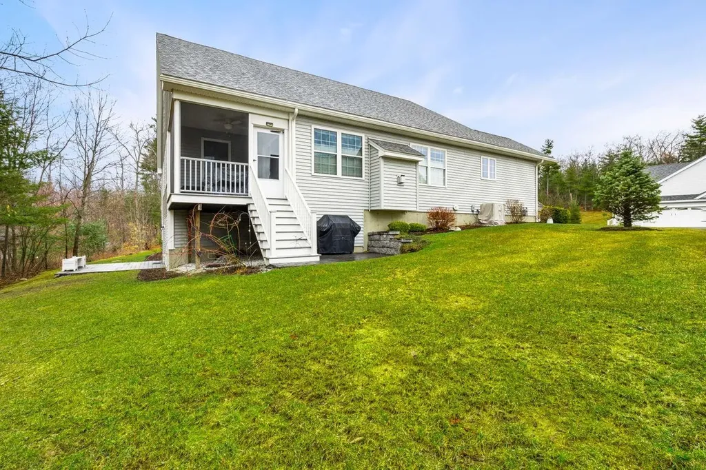 8 Strawberry Lane Hooksett NH 03106