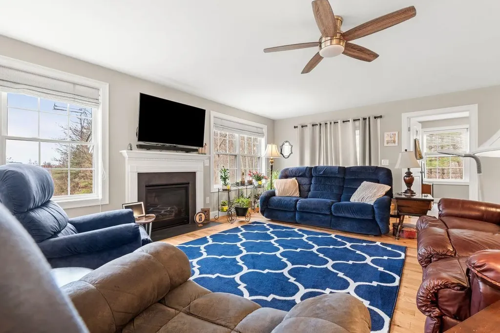 8 Strawberry Lane Hooksett NH 03106