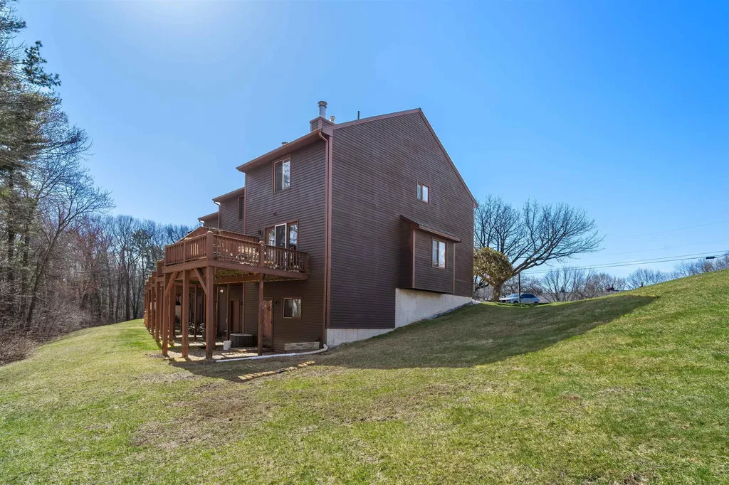 12 Thornhill Road Stratham NH 03885