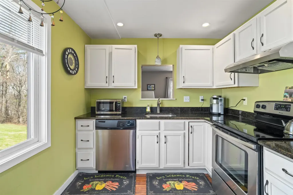 12 Thornhill Road Stratham NH 03885