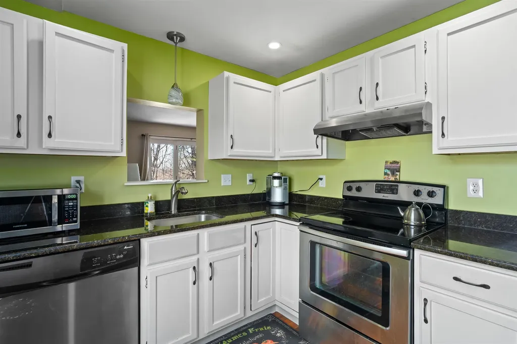 12 Thornhill Road Stratham NH 03885